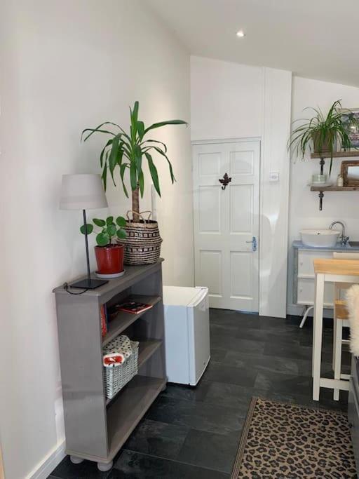 The Garage Getaway Apartment Глостънбъри Екстериор снимка