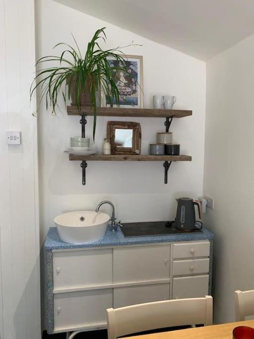 The Garage Getaway Apartment Глостънбъри Екстериор снимка